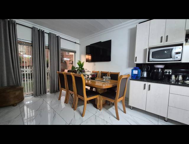 3 BEDROOM TOWNHOUSE TO LET IN BRACKENDOWNS